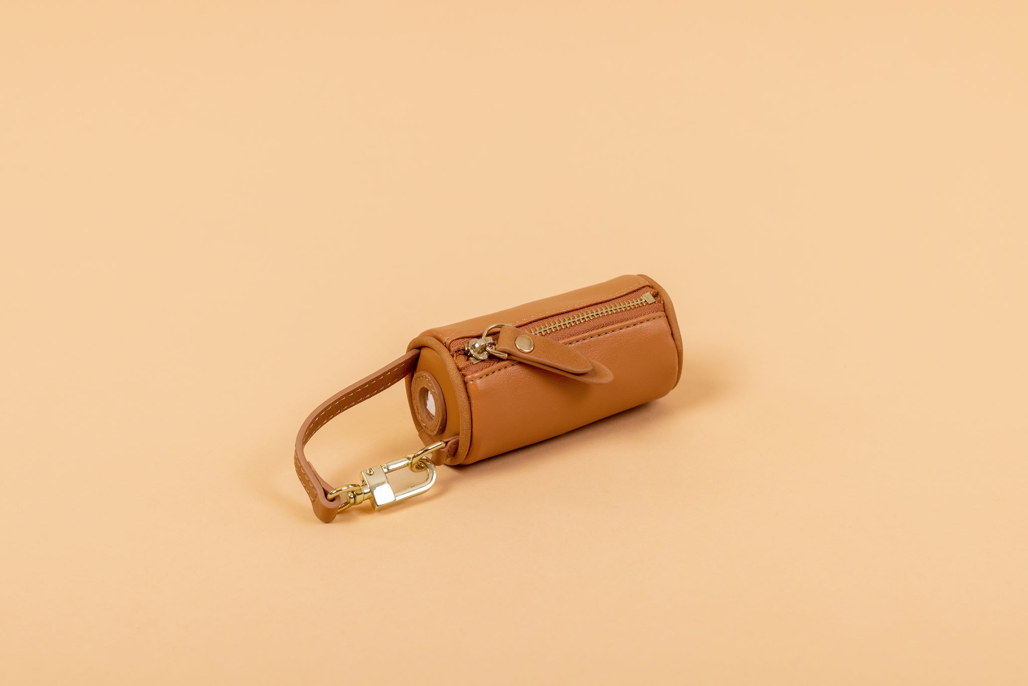 Apple Leather Poop Bag in Camel